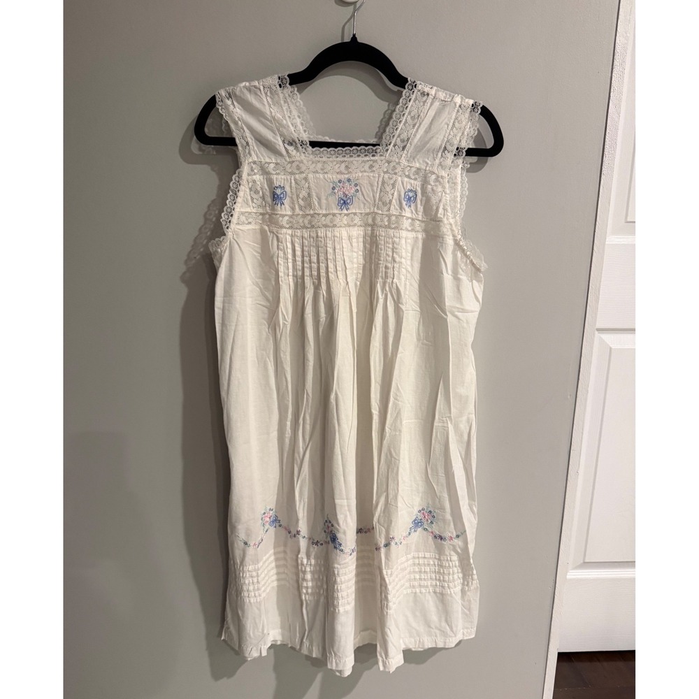 Vintage Annabelle Womens Medium White Cotton Nightgown Embroidered Floral Lace